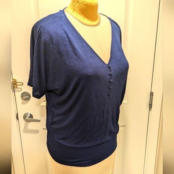 NWT Love & Legend 1X Navy Blue Ruched Back V-Neck Top - Picture 1 of 9